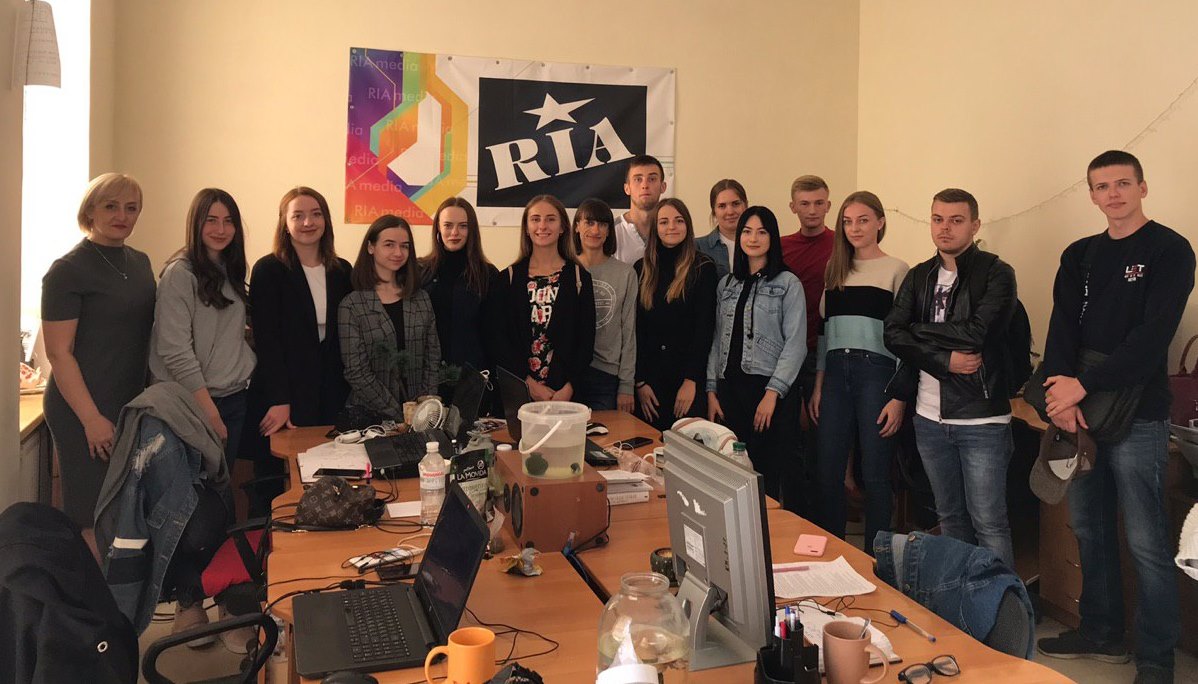 Студенти групи ЖУР-3 та доцент Синоруб Г. П. з редакційним колективом видання